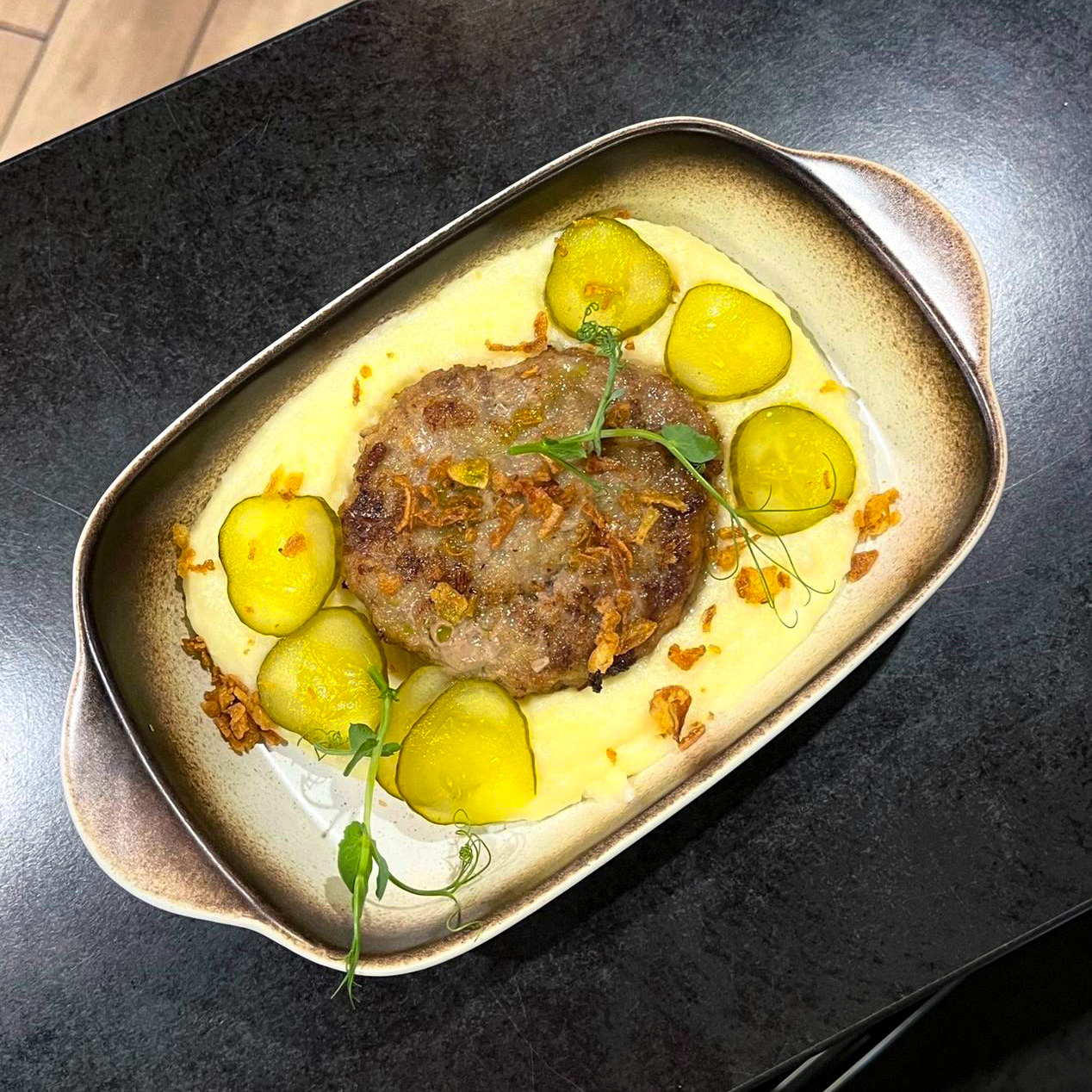 Мясная котлета со сливочным пюре